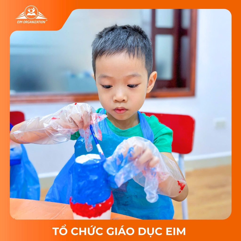Các bé 3–5 tuổi tại EIM học tiếng Anh qua dự án Hand Shaker như thế nào?